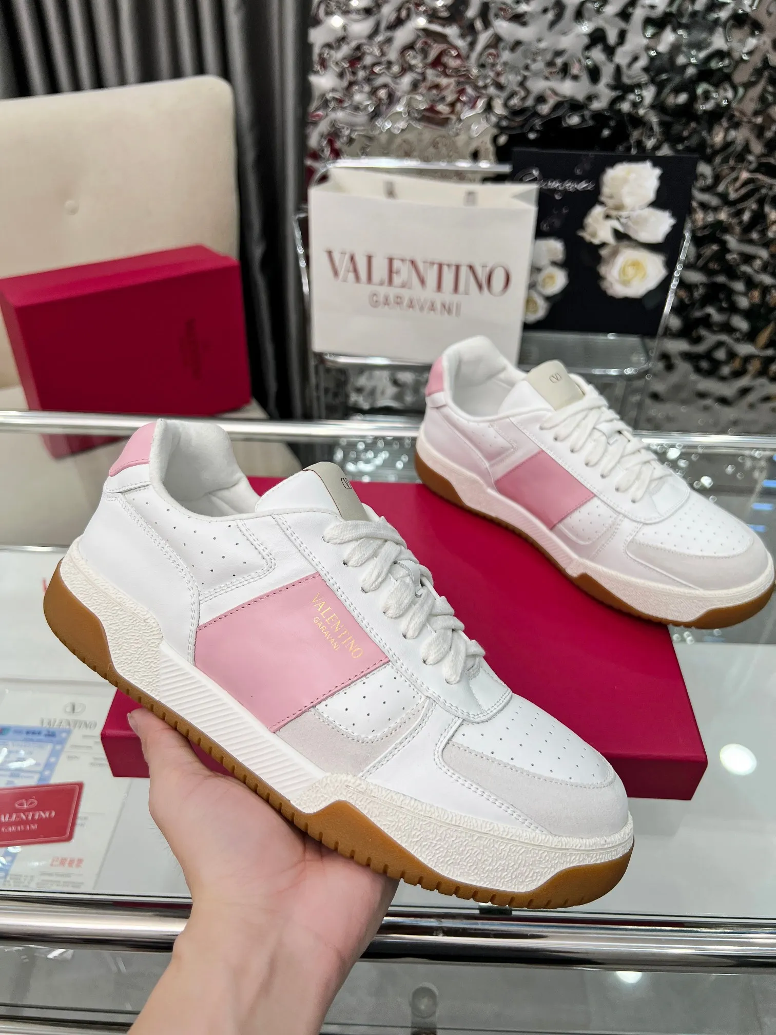 【Valentino】P: 660💰 Couple style, size: women 35-40▪️men 39-44 (customized at 45.46) Valentino 𝑶𝒏𝒆𝑺𝒕𝒖𝒅 Couple sports shoes series Valentino 2025 new couple sports shoes are on sale. The original ZP purchase and disassembly. Repeated pattern making and modification. 1:1 restoration! Top luxury masterpiece, lace-up design, soft and comfortable imported calfskin brings excellent elegant texture and excellent on-foot comfort. Top purchasing version upper: imported calfskin surface/original oil edge craftsmanship. Lining: water-dyed sheepskin lining. Outsole: original development 𝐓𝐏𝐔 two-color combination outsole. Packaging: full package with original configuration.